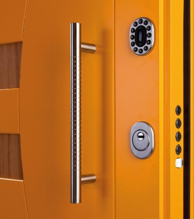 Porte blindate Dettaglio di una porta arancione con maniglia e serratura metallica.